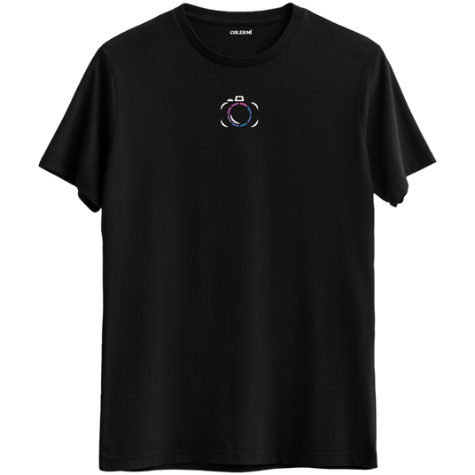Anıları ölümsüzleştiren minimal kamera baskılı siyah Bisiklet Yaka T-Shirt.