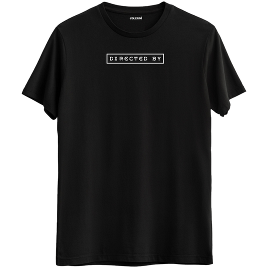 Kendi hikâyesini yazanlar için tasarlanmış "Directed By" baskılı siyah Bisiklet Yaka T-Shirt.