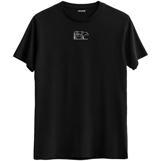 Doğaya duyulan saygıyı yansıtan minimal inek baskılı siyah Bisiklet Yaka T-Shirt.