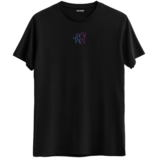 Gücü ve kararlılığı temsil eden minimal gergedan baskılı siyah Bisiklet Yaka T-Shirt.