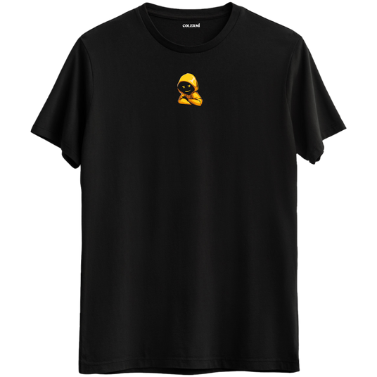 Gizemin ve cool tarzın birleştiği minimal kapüşonlu karakter baskılı siyah Bisiklet Yaka T-Shirt.