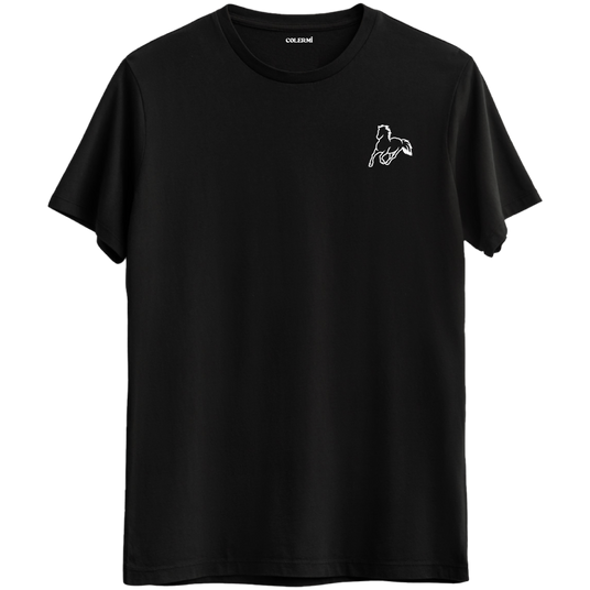 Özgürlüğün ve zarafetin simgesi olan minimal at baskılı siyah Bisiklet Yaka T-Shirt.