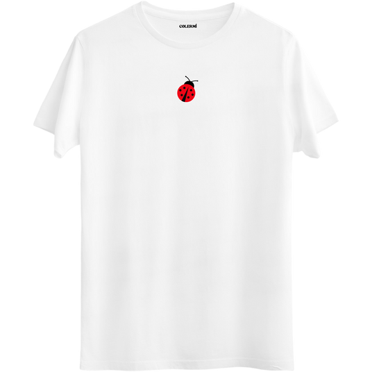 Şansı ve zarafeti yansıtan minimal uğur böceği baskılı beyaz Bisiklet Yaka T-Shirt.
