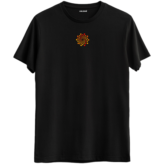 Odak ve dengeyi simgeleyen nokta dizilimiyle siyah Bisiklet Yaka T-Shirt.
