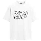 Music Begins Mikrofon Yazılı Tişört – %100 Pamuk – Bisiklet Yaka T-Shirt