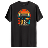 Antrasit vintage t-shirt, 1984 kaset çalar detaylı retro tişört, vintage severler için eşsiz bir seçim.