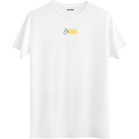 Be Kind yazı tasarımıyla nazik olmayı hatırlatan siyah Bisiklet Yaka T-Shirt.