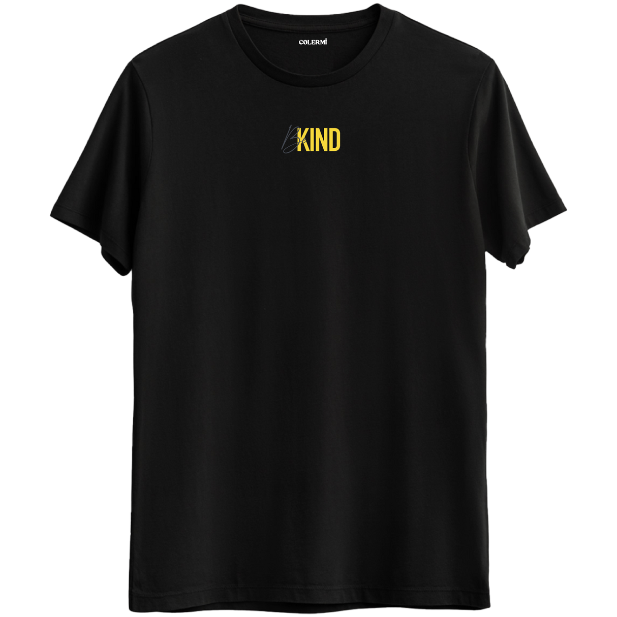 Be Kind yazı tasarımıyla nazik olmayı hatırlatan siyah Bisiklet Yaka T-Shirt.