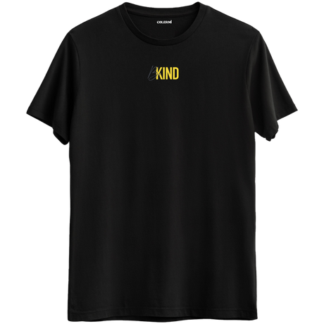 Be Kind yazı tasarımıyla nazik olmayı hatırlatan siyah Bisiklet Yaka T-Shirt.