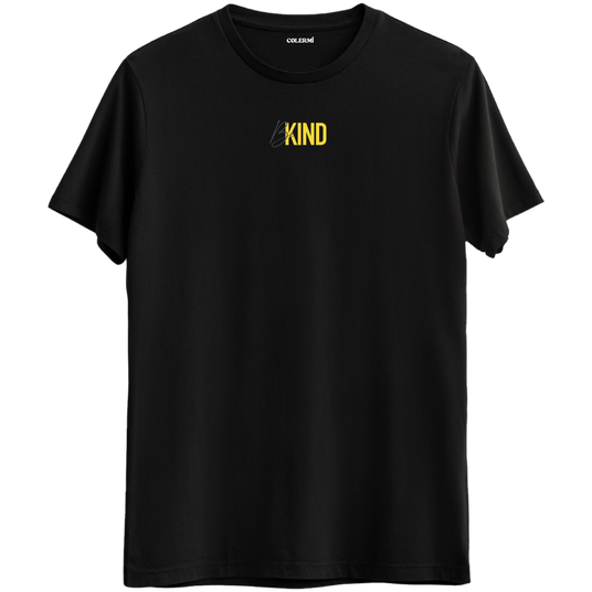 Be Kind yazı tasarımıyla nazik olmayı hatırlatan siyah Bisiklet Yaka T-Shirt.