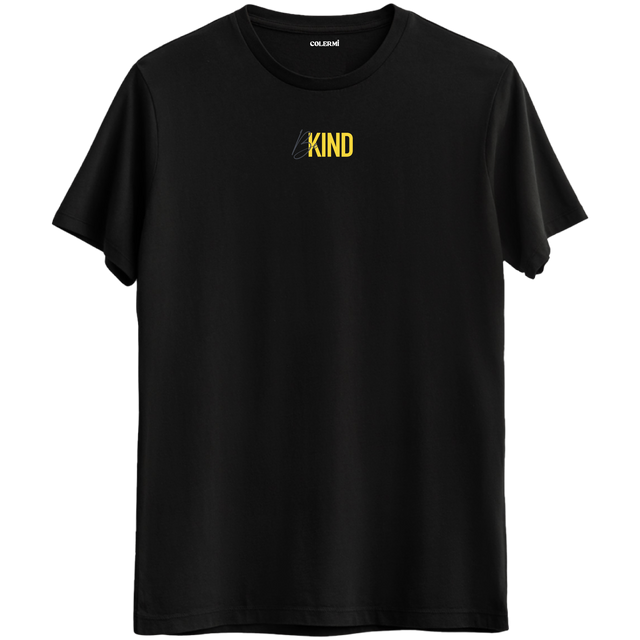 Be Kind yazı tasarımıyla nazik olmayı hatırlatan siyah Bisiklet Yaka T-Shirt.