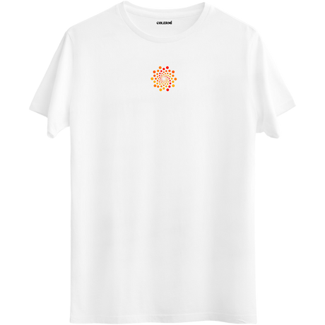 Dengenin ve enerjinin akışını yansıtan beyaz Bisiklet Yaka T-Shirt.