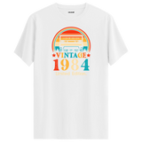 Beyaz vintage t-shirt, 1984’ün müzik ruhunu yansıtan retro tişört, geçmişin büyüsünü hissettiren özel bir parça.