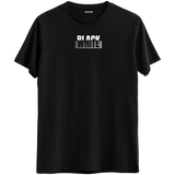 Siyah ve beyazın kontrastını yansıtan minimal, tipografik tasarımlı Bisiklet Yaka T-Shirt.
