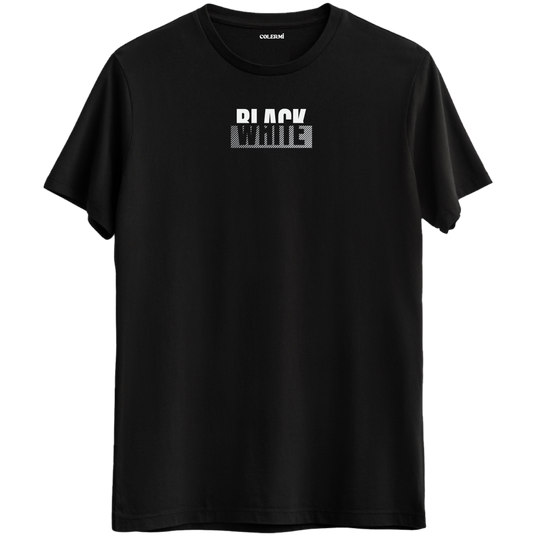 Siyah ve beyazın kontrastını yansıtan minimal, tipografik tasarımlı Bisiklet Yaka T-Shirt.