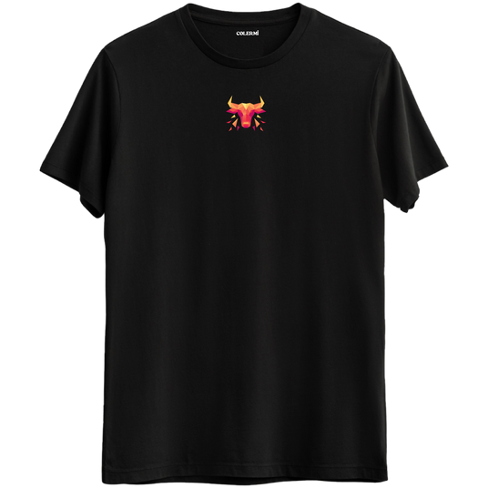 Güçlü ve kararlı bir boğa figürünü yansıtan geometrik tasarımlı Bisiklet Yaka T-Shirt.
