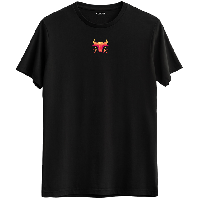 Güçlü ve kararlı bir boğa figürünü yansıtan geometrik tasarımlı Bisiklet Yaka T-Shirt.