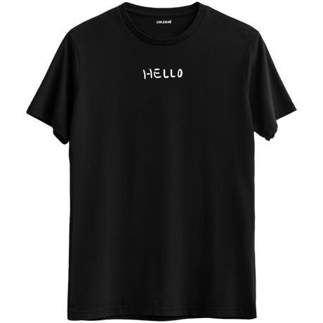 Sade ve modern tarzı yansıtan Hello yazılı siyah Bisiklet Yaka Tshirt, minimal ve şık bir görünüm sunar.