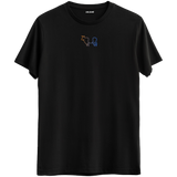 Koç ve Kova burcunun simgelerini içeren ince çizgilerle tasarlanmış Bisiklet Yaka T-Shirt.