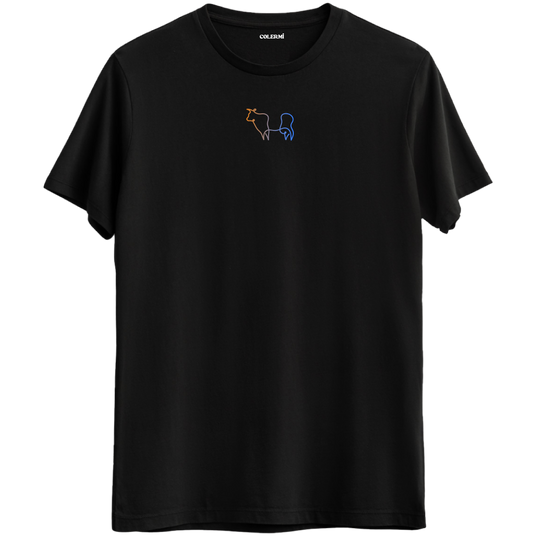 Koç ve Kova burcunun simgelerini içeren ince çizgilerle tasarlanmış Bisiklet Yaka T-Shirt.