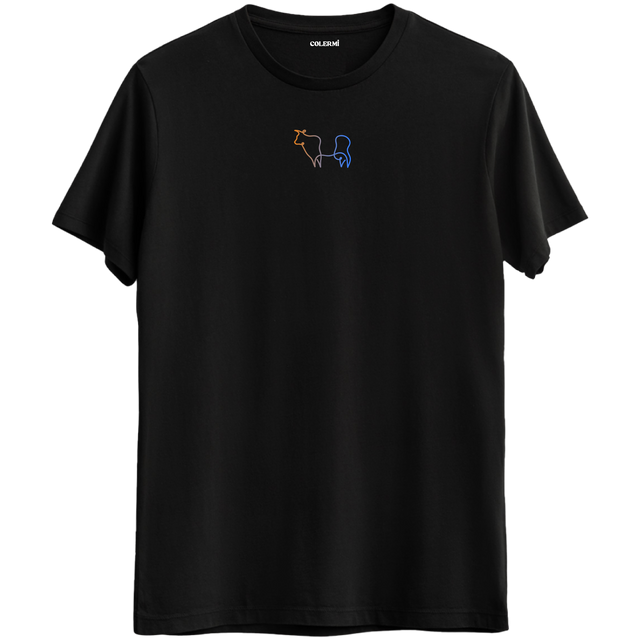 Koç ve Kova burcunun simgelerini içeren ince çizgilerle tasarlanmış Bisiklet Yaka T-Shirt.