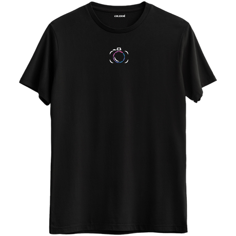 Anıları ölümsüzleştiren minimal kamera baskılı siyah Bisiklet Yaka T-Shirt.