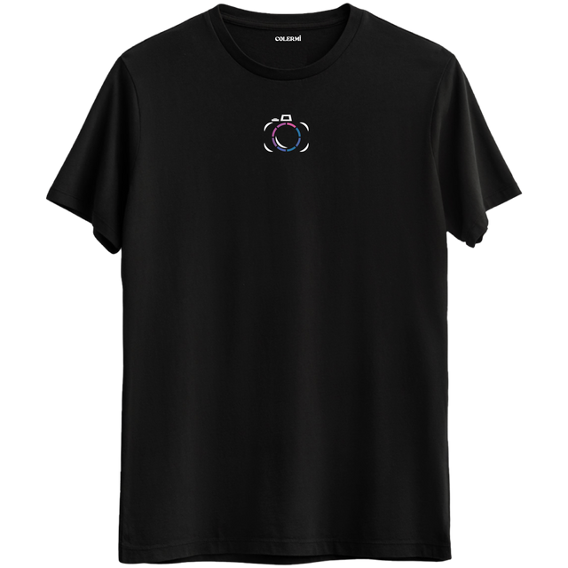 Anıları ölümsüzleştiren minimal kamera baskılı siyah Bisiklet Yaka T-Shirt.