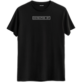 Kendi hikâyesini yazanlar için tasarlanmış "Directed By" baskılı siyah Bisiklet Yaka T-Shirt.