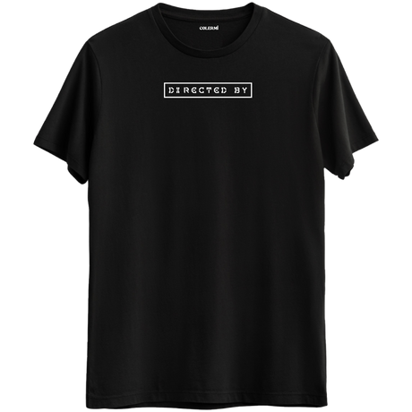 Kendi hikâyesini yazanlar için tasarlanmış "Directed By" baskılı siyah Bisiklet Yaka T-Shirt.