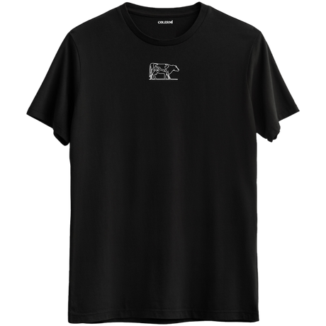 Doğaya duyulan saygıyı yansıtan minimal inek baskılı siyah Bisiklet Yaka T-Shirt.