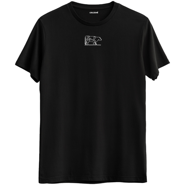 Doğaya duyulan saygıyı yansıtan minimal inek baskılı siyah Bisiklet Yaka T-Shirt.