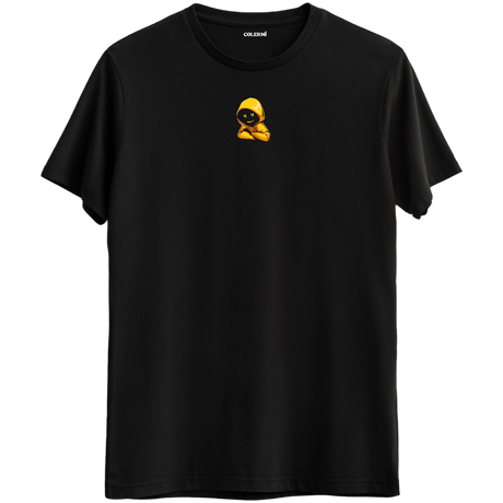 Gizemin ve cool tarzın birleştiği minimal kapüşonlu karakter baskılı siyah Bisiklet Yaka T-Shirt.