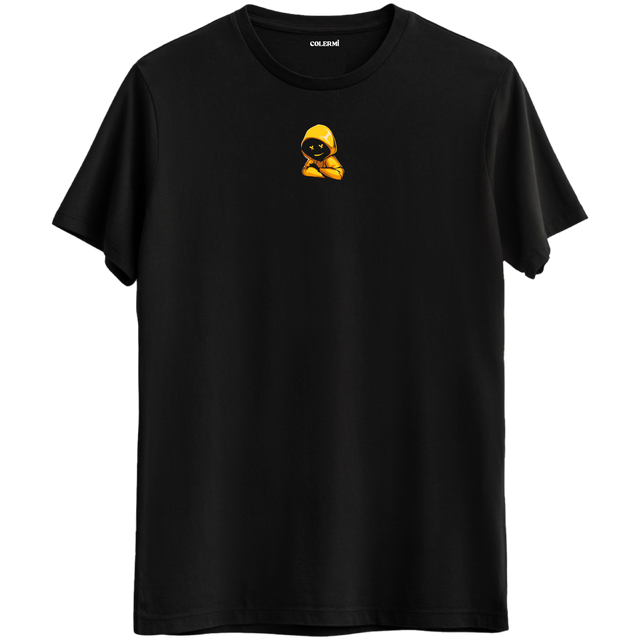 Gizemin ve cool tarzın birleştiği minimal kapüşonlu karakter baskılı siyah Bisiklet Yaka T-Shirt.