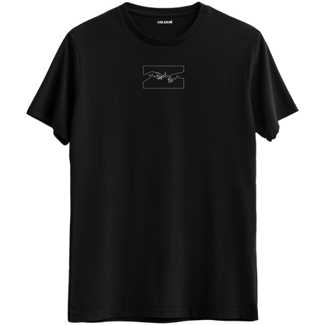 Sanatın zamansız etkisini yansıtan minimal çizgisel dokunuş baskılı siyah Bisiklet Yaka T-Shirt.