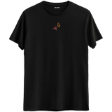 Hareketin ve özgürlüğün akışını simgeleyen minimal çizgili siyah Bisiklet Yaka T-Shirt.