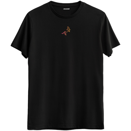 Hareketin ve özgürlüğün akışını simgeleyen minimal çizgili siyah Bisiklet Yaka T-Shirt.