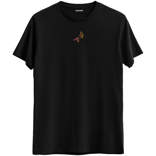 Hareketin ve özgürlüğün akışını simgeleyen minimal çizgili siyah Bisiklet Yaka T-Shirt.