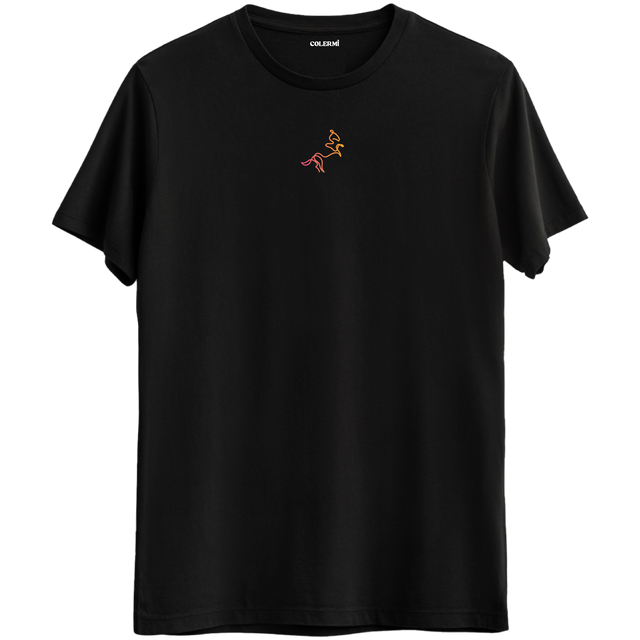 Hareketin ve özgürlüğün akışını simgeleyen minimal çizgili siyah Bisiklet Yaka T-Shirt.