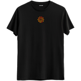 Odak ve dengeyi simgeleyen nokta dizilimiyle siyah Bisiklet Yaka T-Shirt.