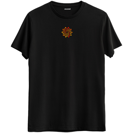 Odak ve dengeyi simgeleyen nokta dizilimiyle siyah Bisiklet Yaka T-Shirt.