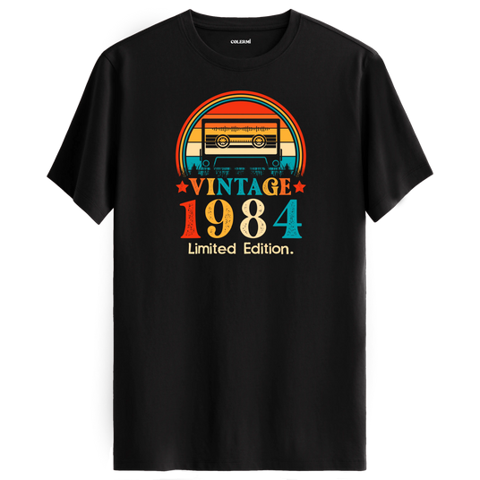 Siyah vintage t-shirt, 1984 kaset çalar tasarımıyla retro tişört severler için nostaljik bir seçim.