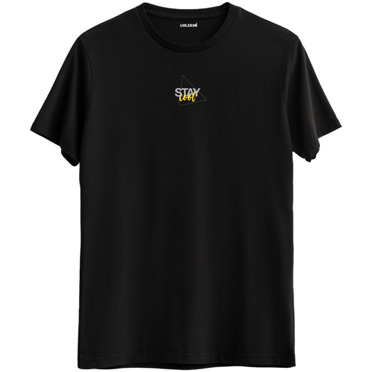 Stay Cool yazılı minimalist tasarım, sakin ve kendinden emin bir duruşu temsil eden Bisiklet Yaka T-Shirt.