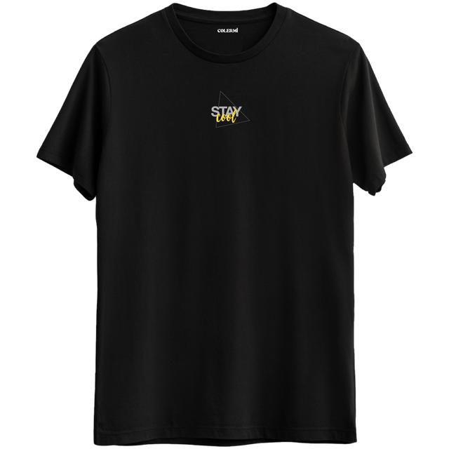 Stay Cool yazılı minimalist tasarım, sakin ve kendinden emin bir duruşu temsil eden Bisiklet Yaka T-Shirt.