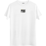 Sunday Funday yazı tasarımıyla hafta sonu enerjisini yansıtan beyaz Bisiklet Yaka T-Shirt.