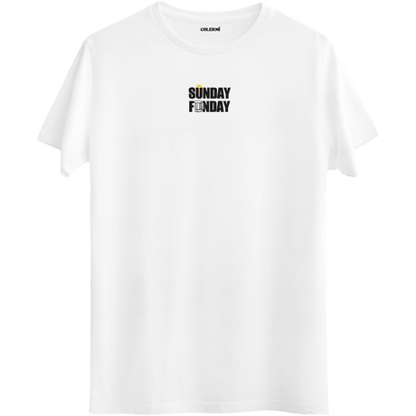 Sunday Funday yazı tasarımıyla hafta sonu enerjisini yansıtan beyaz Bisiklet Yaka T-Shirt.