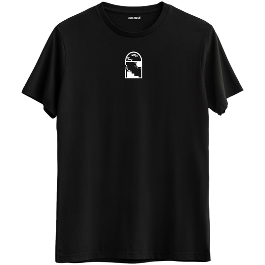 Ufka açılan pencere ve merdiven tasarımlı siyah Bisiklet Yaka T-Shirt.